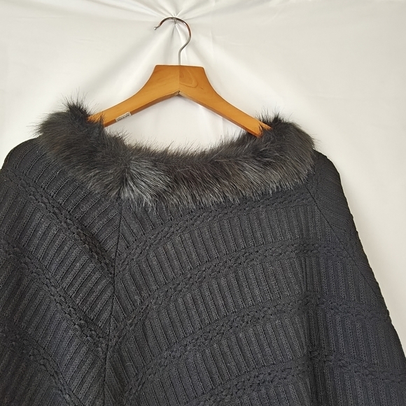 Ming Wang Faux Fur Trim Knit Cape In Black Fringe White Size Medium - Picture 6 of 12
